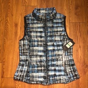 NWT Tommy Hilfiger Puff Vest Has packable pouch.